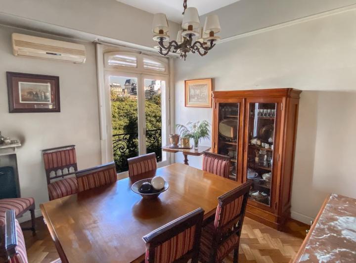 Amplio piso en venta en edificio en esquina con vista abierta – Recoleta 5