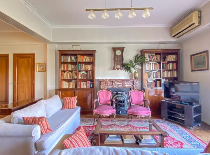 Amplio piso en venta en edificio en esquina con vista abierta – Recoleta 3