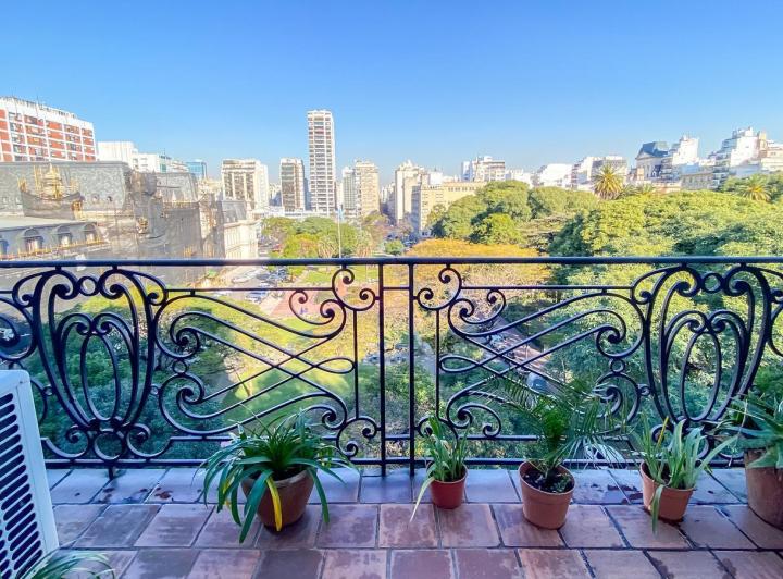 Amplio piso en venta en edificio en esquina con vista abierta – Recoleta 4