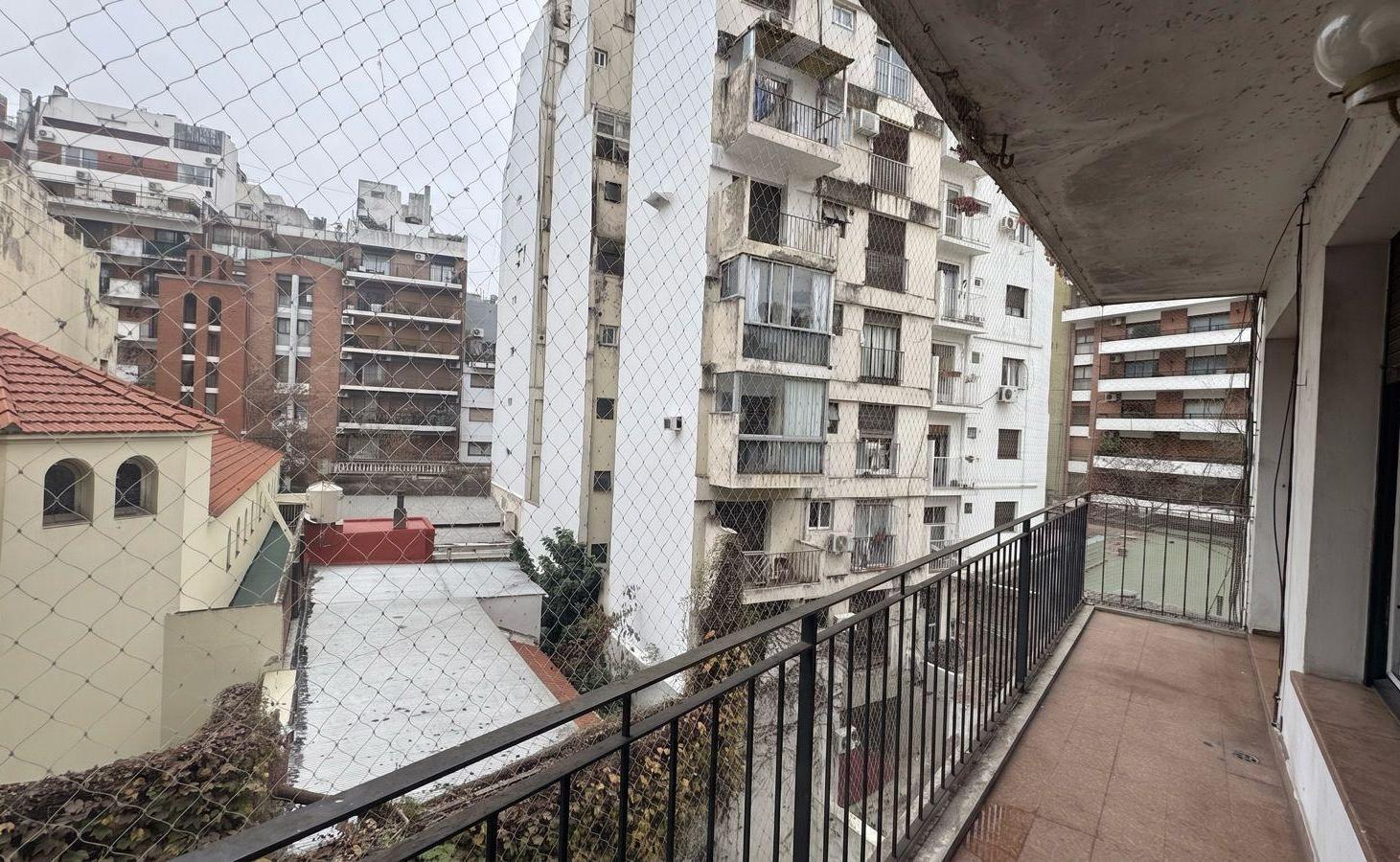 Departamento de 4 ambientes con balcón y dependencia – Recoleta