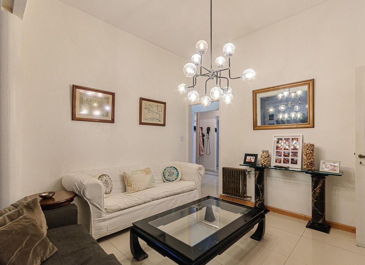 Departamento de 5 ambientes con cocina reciclada. Cochera – Recoleta