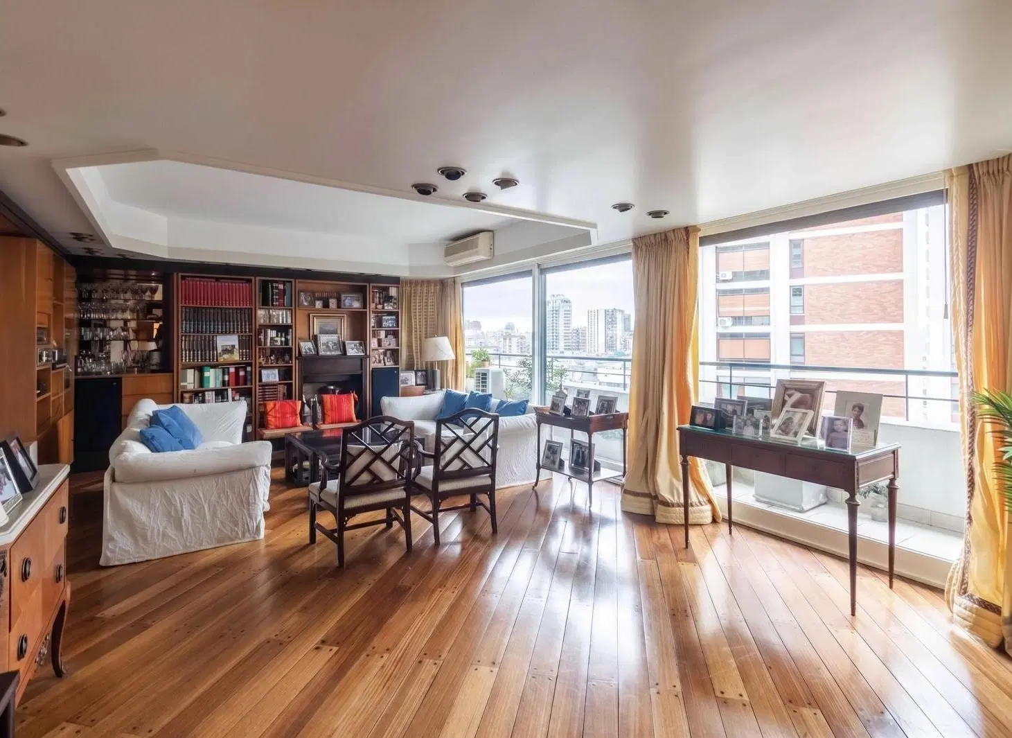 Piso alto en venta. Torre de categoría. 3 dormitorios. 2 cocheras. Palermo Chico 4