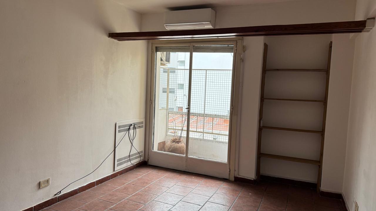 Foto de 2 ambientes en venta. Luminoso. Apto profesional. Vista abierta, imagen 2