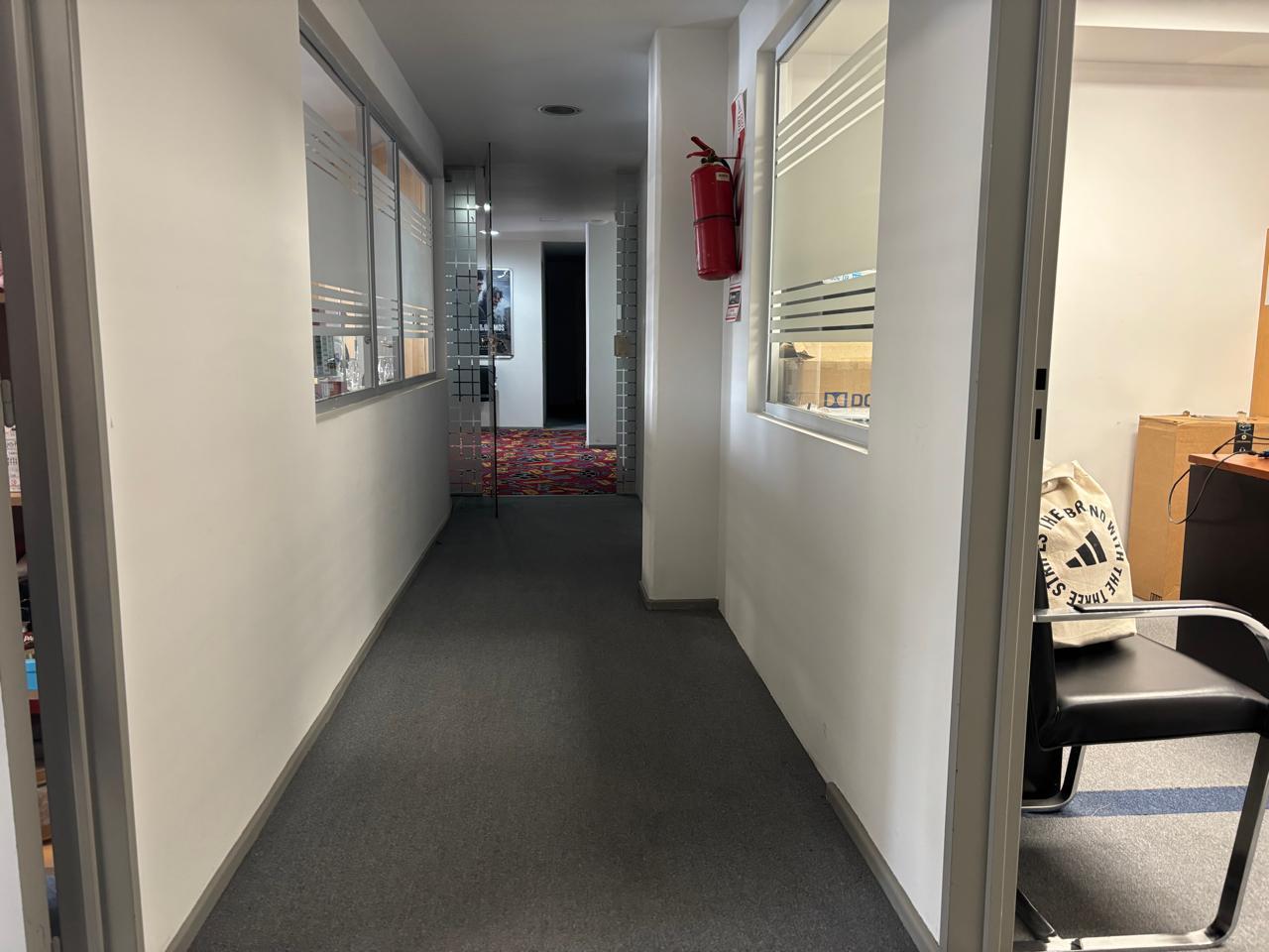 Foto de Oficina en Alquiler. Esquina súper luminosa. Edificio exclusivo de, imagen 5