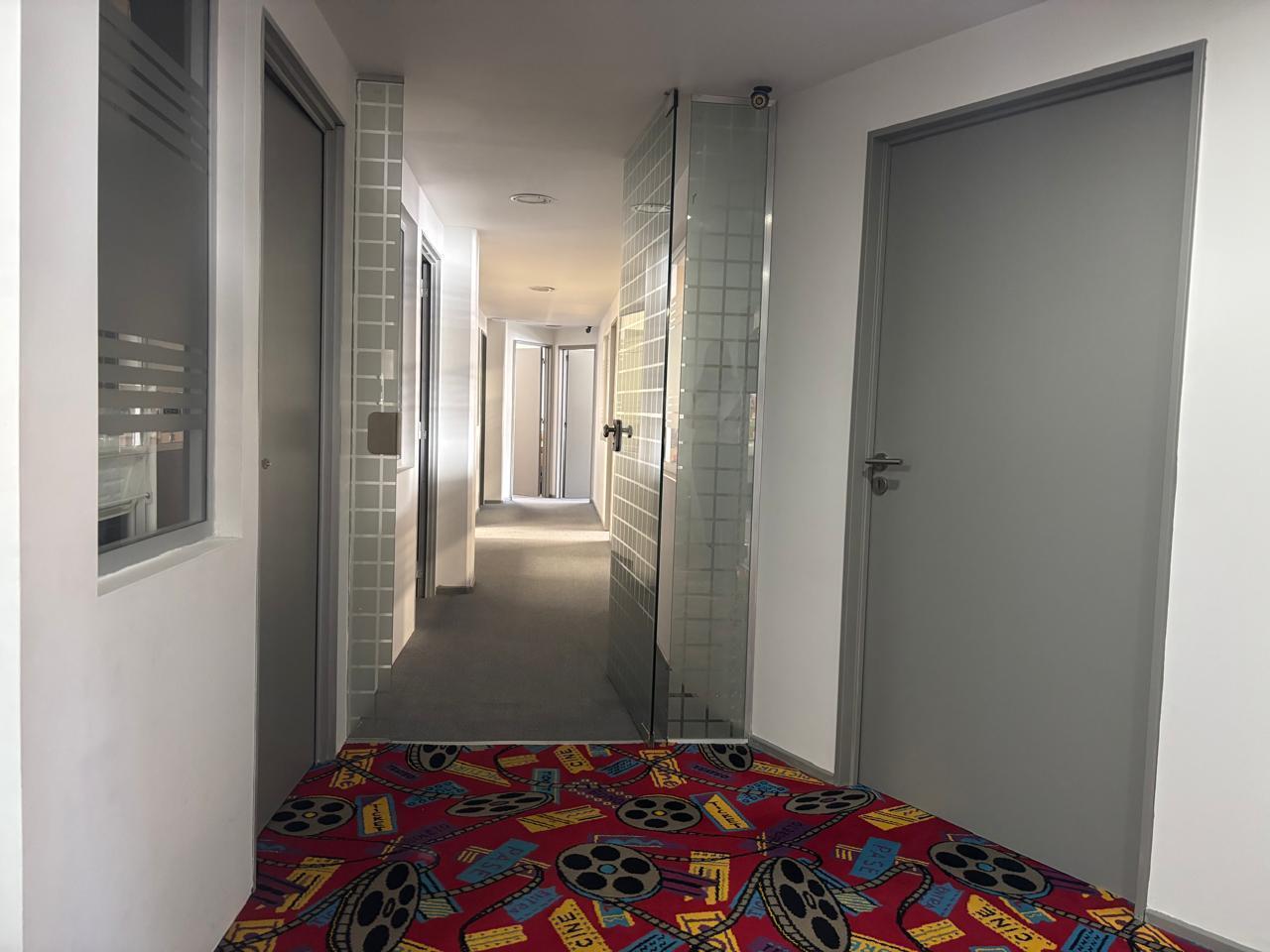 Foto de Oficina en Alquiler. Esquina súper luminosa. Edificio exclusivo de, imagen 3