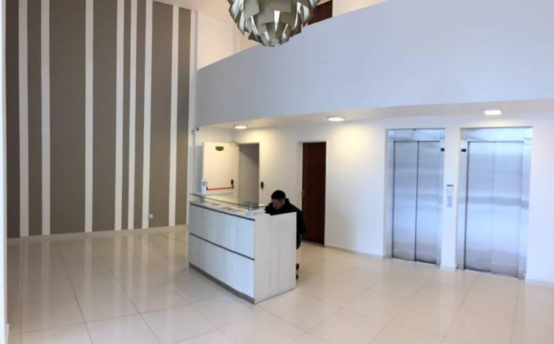 Oficina en Ciudad Ribera. Entrepiso. Balcón. 77m² aprox.