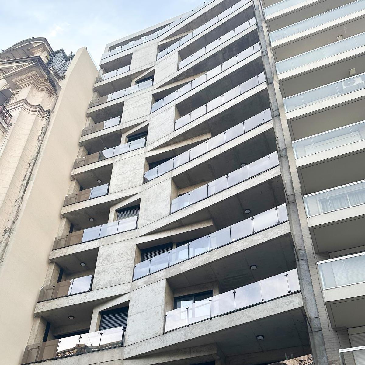 DEPARTAMENTO DE DOS DORMITORIOS DUPLEX VENTA TERRAZA Y PARRILLERO EXCLUSIVO CENTRO ROSARIO