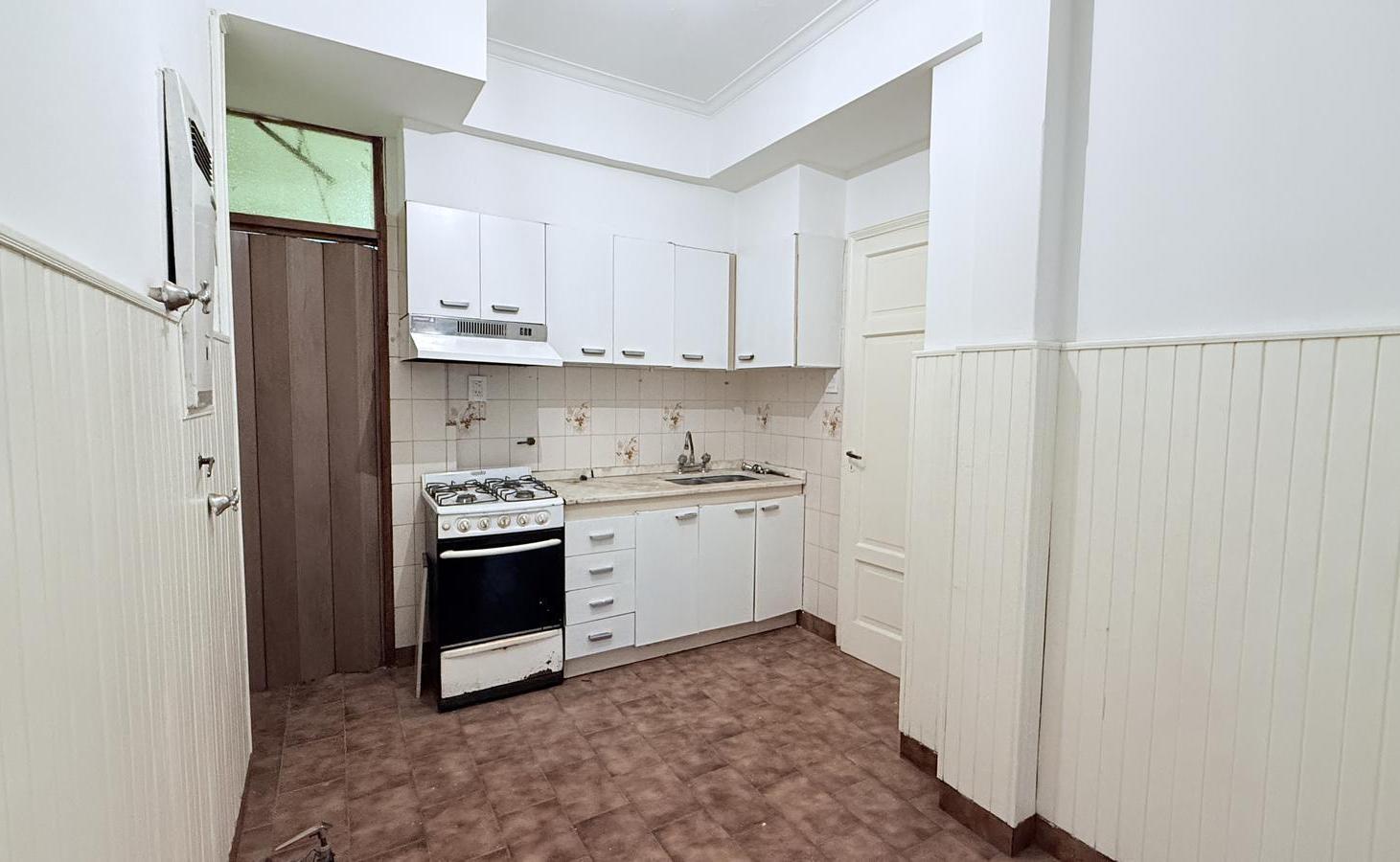 DEPARTAMENTO DE TRES DORMITORIOS POR ESCALERA VENTA CONFORT CENTRO ROSARIO
