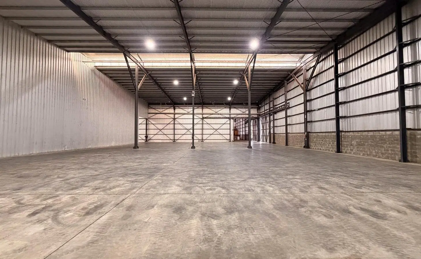 GALPON INDUSTRIAL DE 2500M2 ALQUILER DIVERSOS USOS COMERCIALES ROSARIO 4