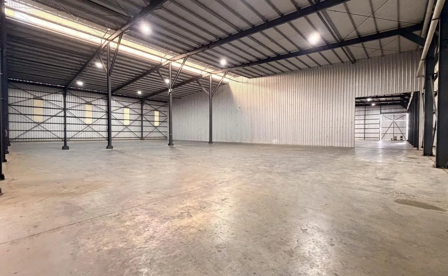 GALPON INDUSTRIAL DE 2500M2 ALQUILER DIVERSOS USOS COMERCIALES ROSARIO 2