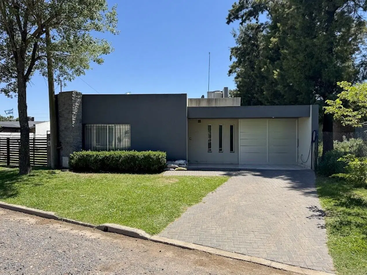 CASA DE 3 DORMITORIOS VENTA PISCINA Y JARDIN ALDAO 2