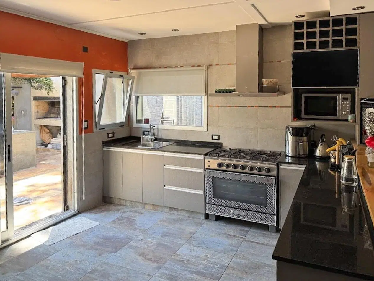 CASA DE 3 DORMITORIOS VENTA PISCINA Y JARDIN ALDAO 3
