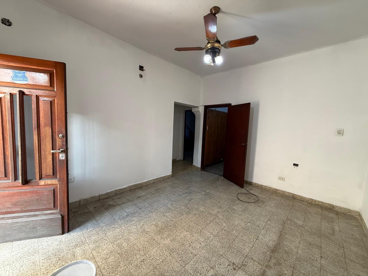 Foto de CASA DE 2 DORMITORIOS VENTA PATIO EXCLUSIVO BARRIO ALBERDI ROSARIO, imagen 2