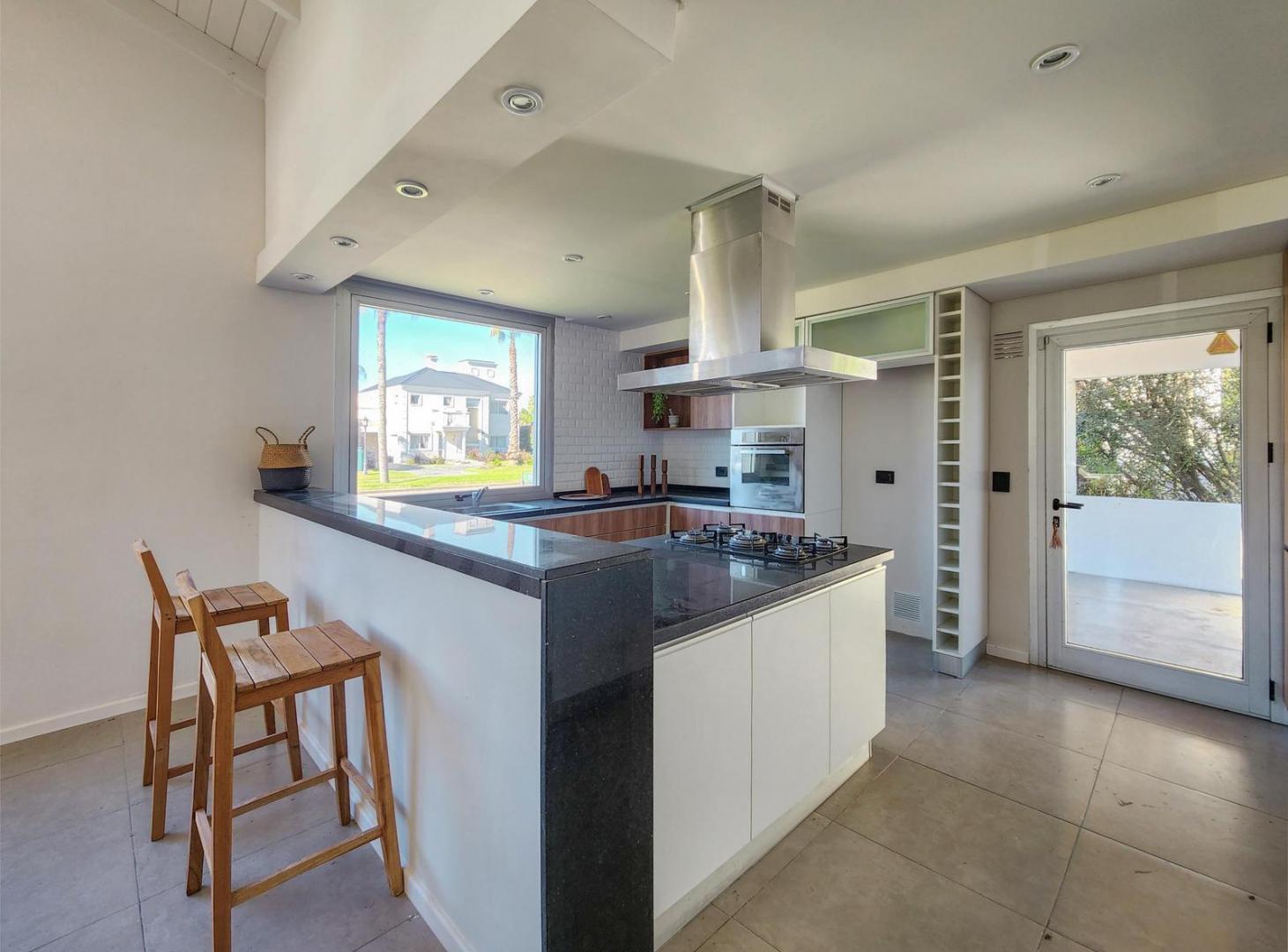 Foto de CASA DE 3 DORMITORIOS VENTA JARDIN Y PILETA EXCLUSIVOS FUNES ROSARIO, imagen 5