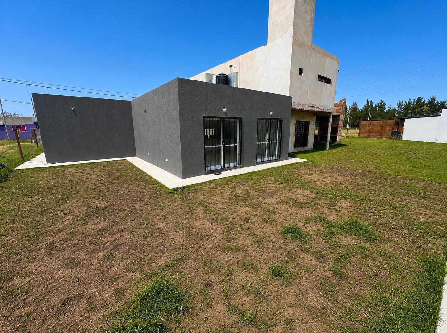 Foto de CASA DE 1 DORMITORIOS VENTA JARDIN CON PISCINA ROLDAN ROSARIO, imagen 3