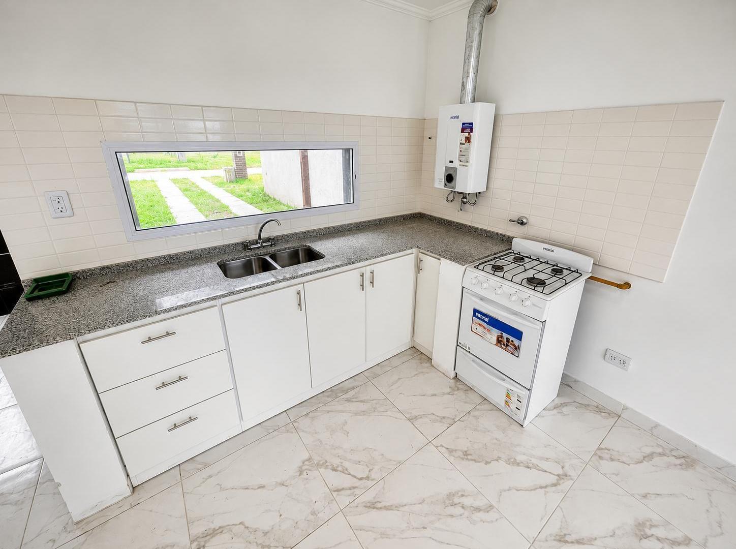 Foto de CASA DE 1 DORMITORIOS VENTA JARDIN CON PISCINA ROLDAN ROSARIO, imagen 2