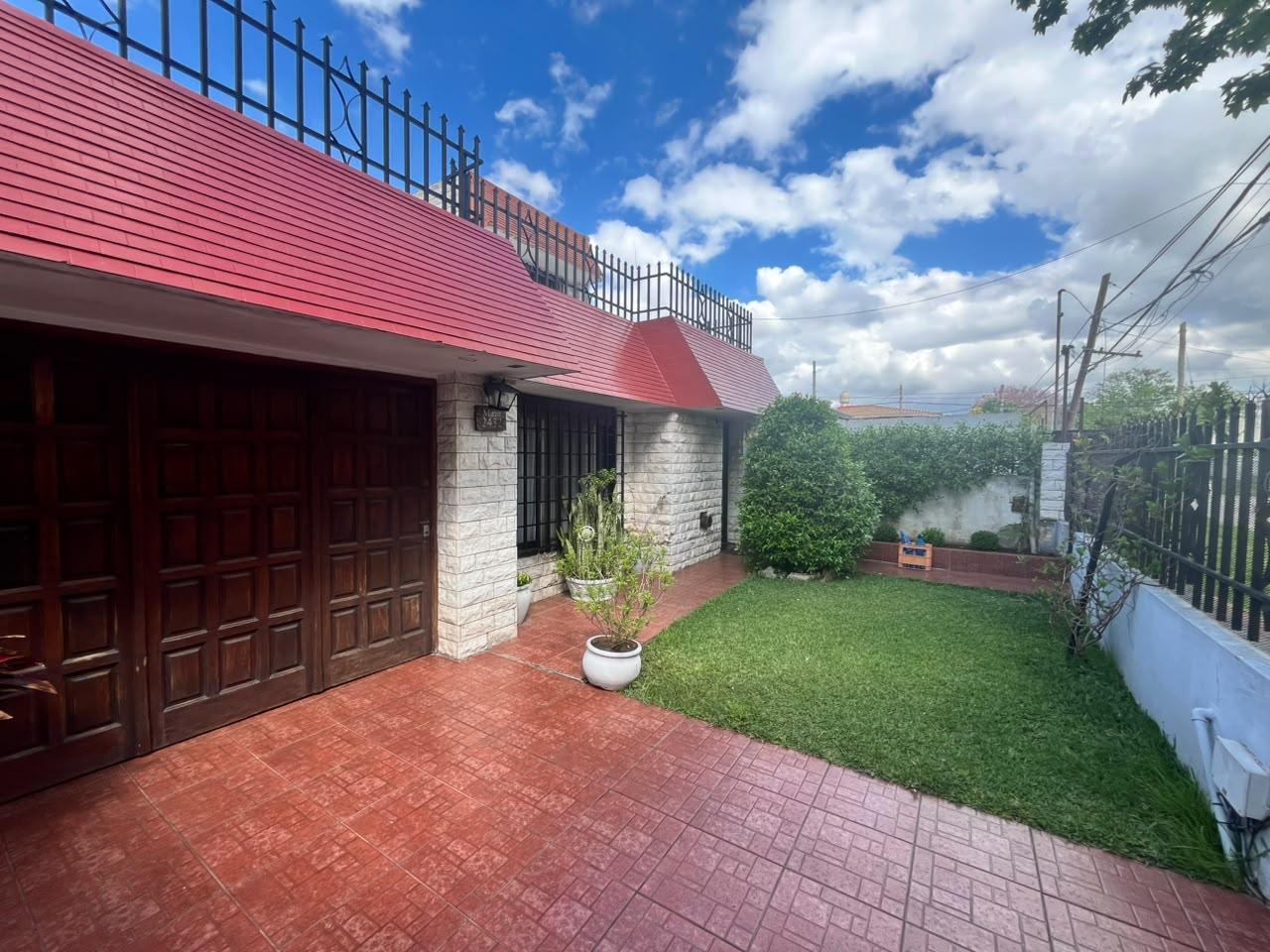 Foto de CASA DE 3 DORMITORIOS VENTA JARDIN CON QUINCHO BARRIO SARMIENTO ROSARIO, imagen 2