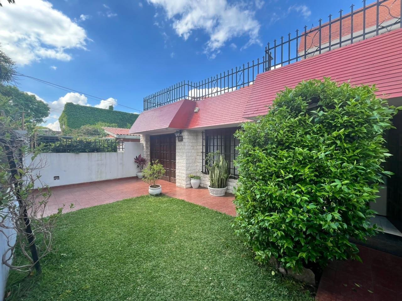 Foto de CASA DE 3 DORMITORIOS VENTA JARDIN CON QUINCHO BARRIO SARMIENTO ROSARIO, imagen 1