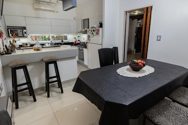Extraordinaria Casa en Venta en Barrio Santa Rita - Granadero Baigorria. 2