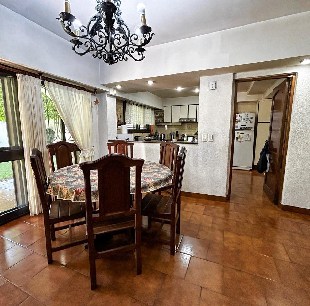 Venta Casa de Cuatro Dorm. en Abasto 2