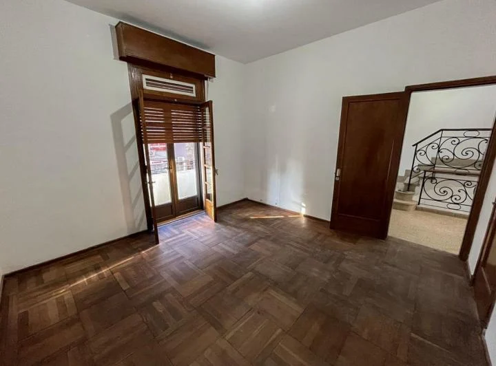 Casa uso comercial/institucional. Barrio Lourdes. 4