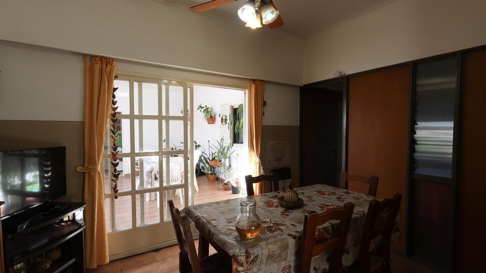Venta Departamento tres dormitorios con balcón. España y Hospitales.