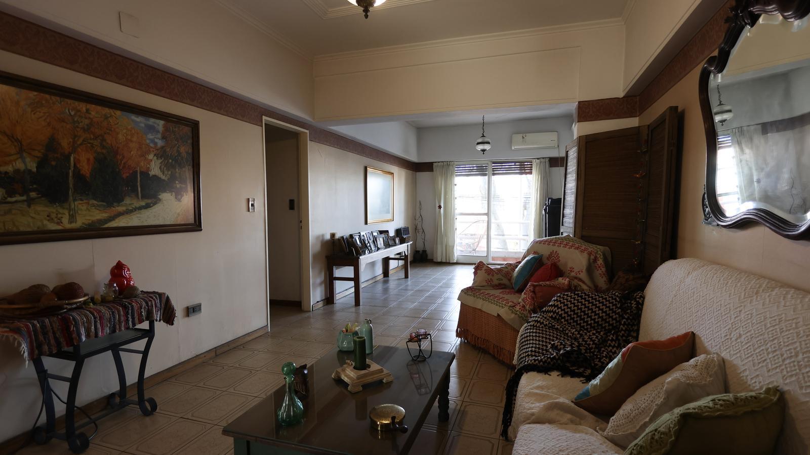 Venta Departamento tres dormitorios con balcón. España y Hospitales.