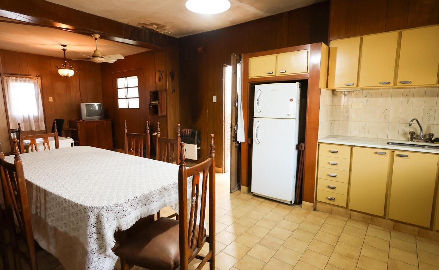 Venta Casa dos dormitorios - a reciclar. Barrio Cinco Esquinas.