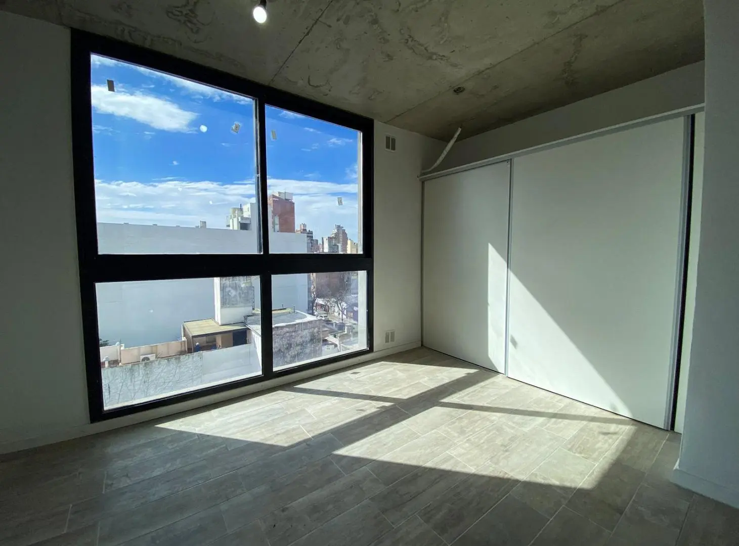 Venta monoambiente semi nuevo en Abasto. Ituzaingo al 1800 4