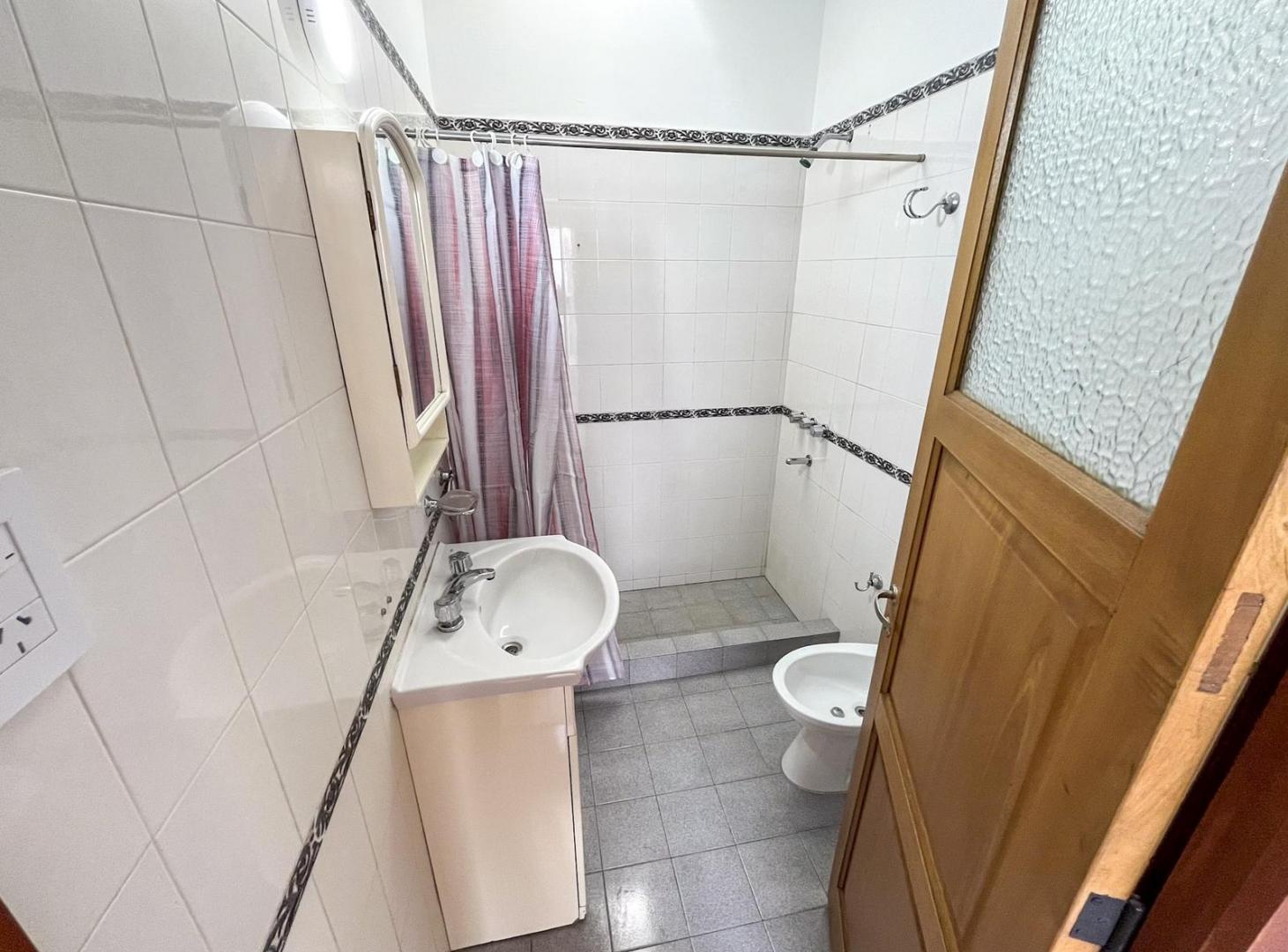 Foto de Alquiler Casa interna única. Uso Profesional/Comercial. Barrio, imagen 2
