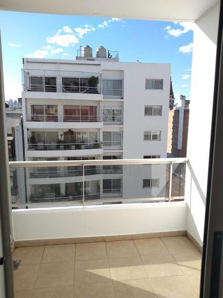 Foto de Alquiler Departamento Monoambiente al frente con balcón - Centro, imagen 1