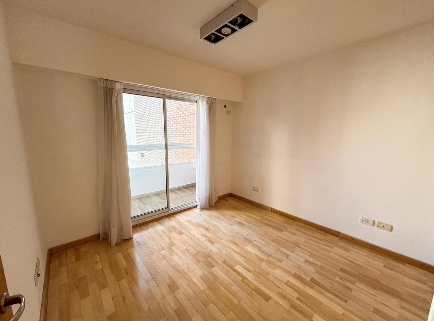Foto de Alquiler Departamento dos dormitorios con cochera. Balcarce y Brown, imagen 4