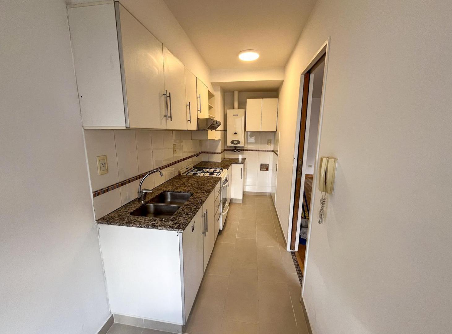 Foto de Alquiler Departamento dos dormitorios con cochera. Balcarce y Brown, imagen 3