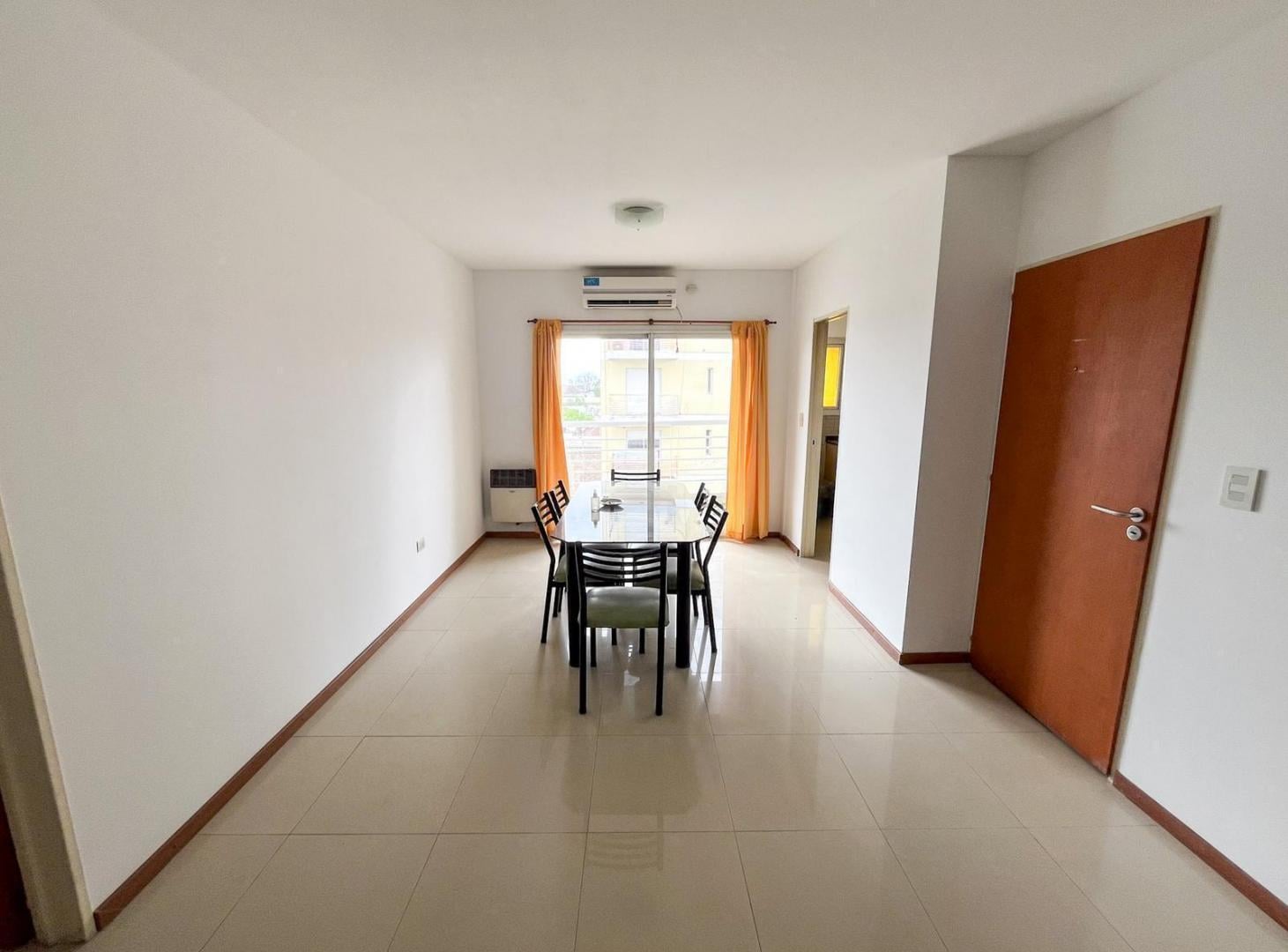 Foto de Alquiler Departamento dos dormitorios al frente con balcón. 27 de, imagen 2
