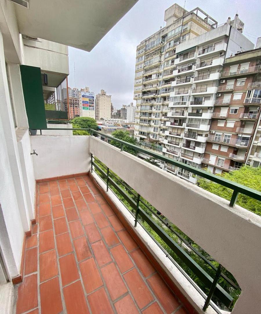 Foto de Alquiler Departamento un dormitorio al frente con balcón. Pellegrini al, imagen 4