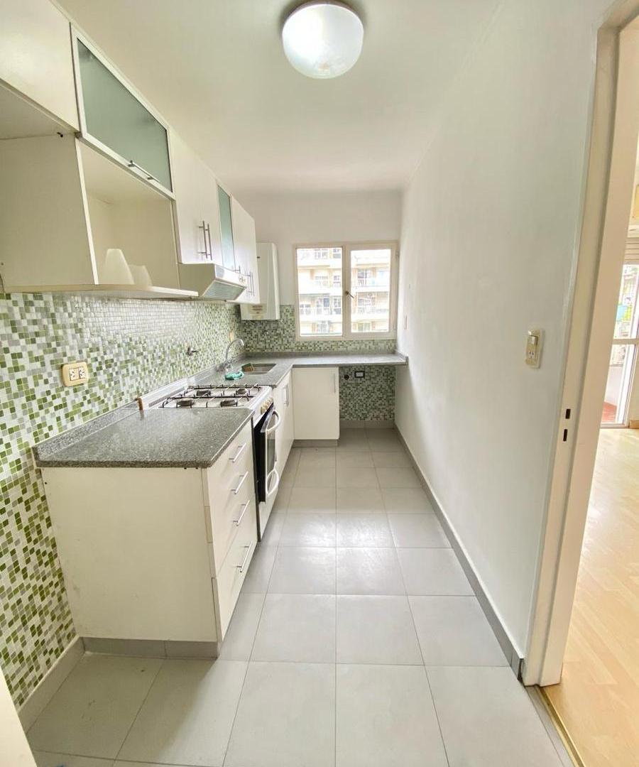 Foto de Alquiler Departamento un dormitorio al frente con balcón. Pellegrini al, imagen 2