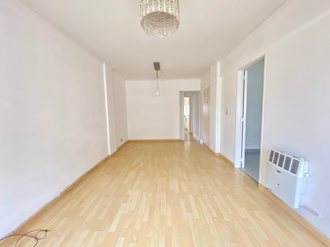 Foto de Alquiler Departamento un dormitorio al frente con balcón. Pellegrini al, imagen 1