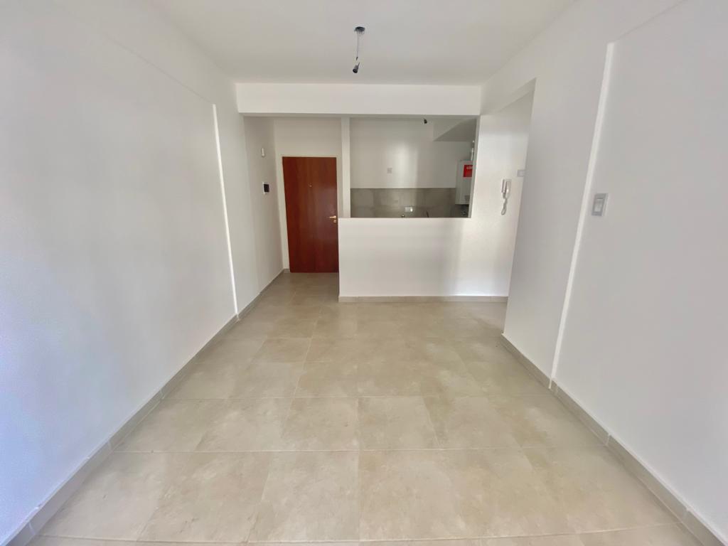 Foto de Alquiler Departamento un dormitorio con balcón. Maipú y San Luis, imagen 2
