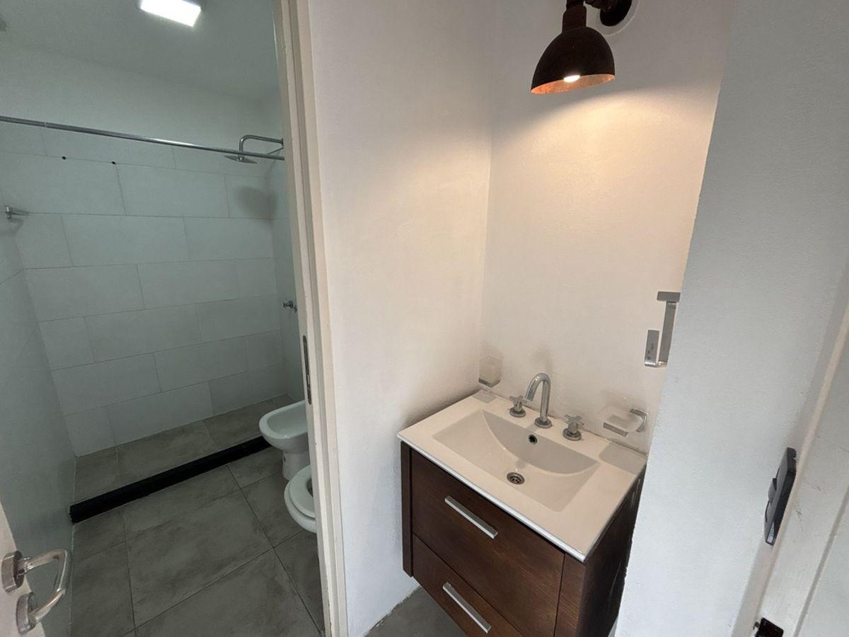 Foto de HERMOSO 3 AMBIENTES CON 2 COCHERAS // No paga expensas, imagen 4