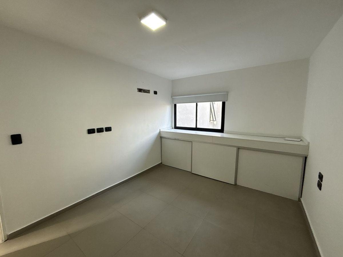 Foto de HERMOSO 3 AMBIENTES CON 2 COCHERAS // No paga expensas, imagen 3