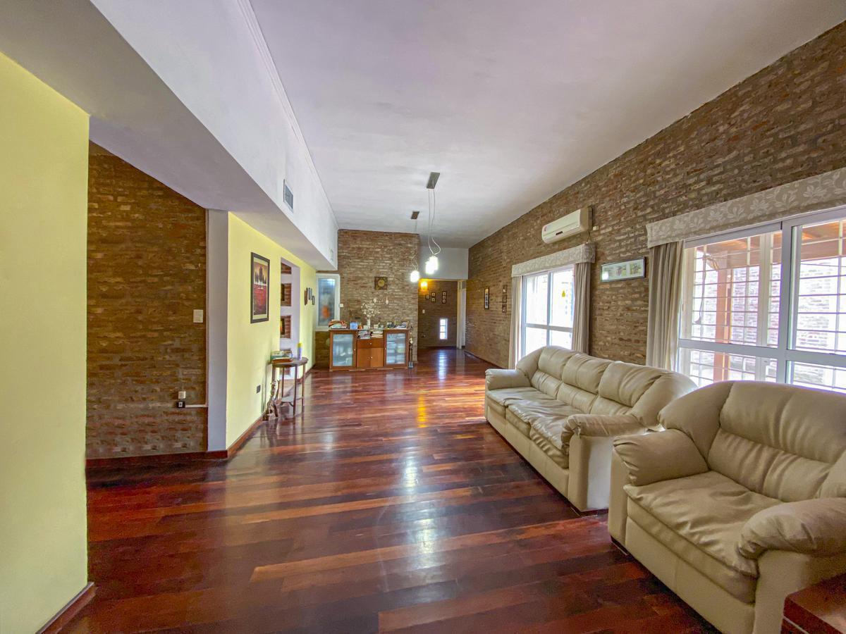 Casa en en Venta 3 Dorm. Pileta Parque Cocheras 2