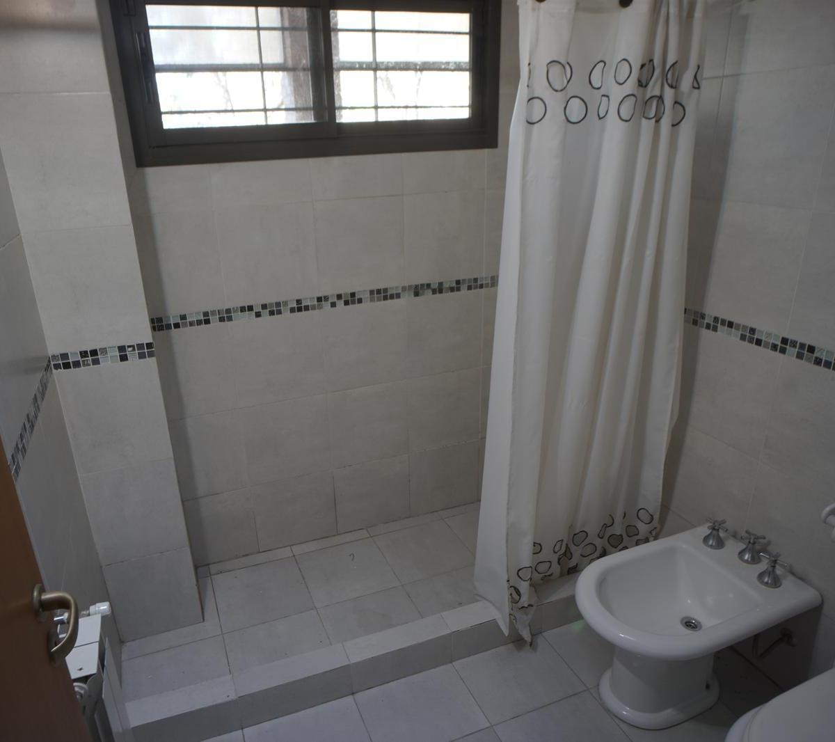 Venta Gran casa de esquina en barrio Los Troncos Funes