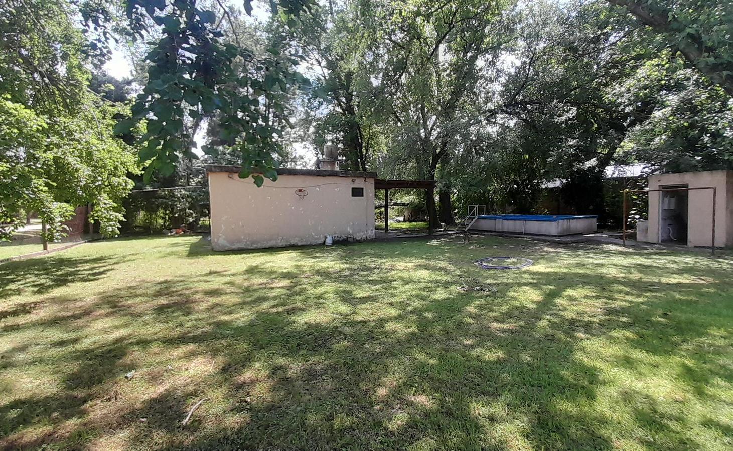 Casa en venta a reciclar con 900 m2 de terreno y pileta - Funes