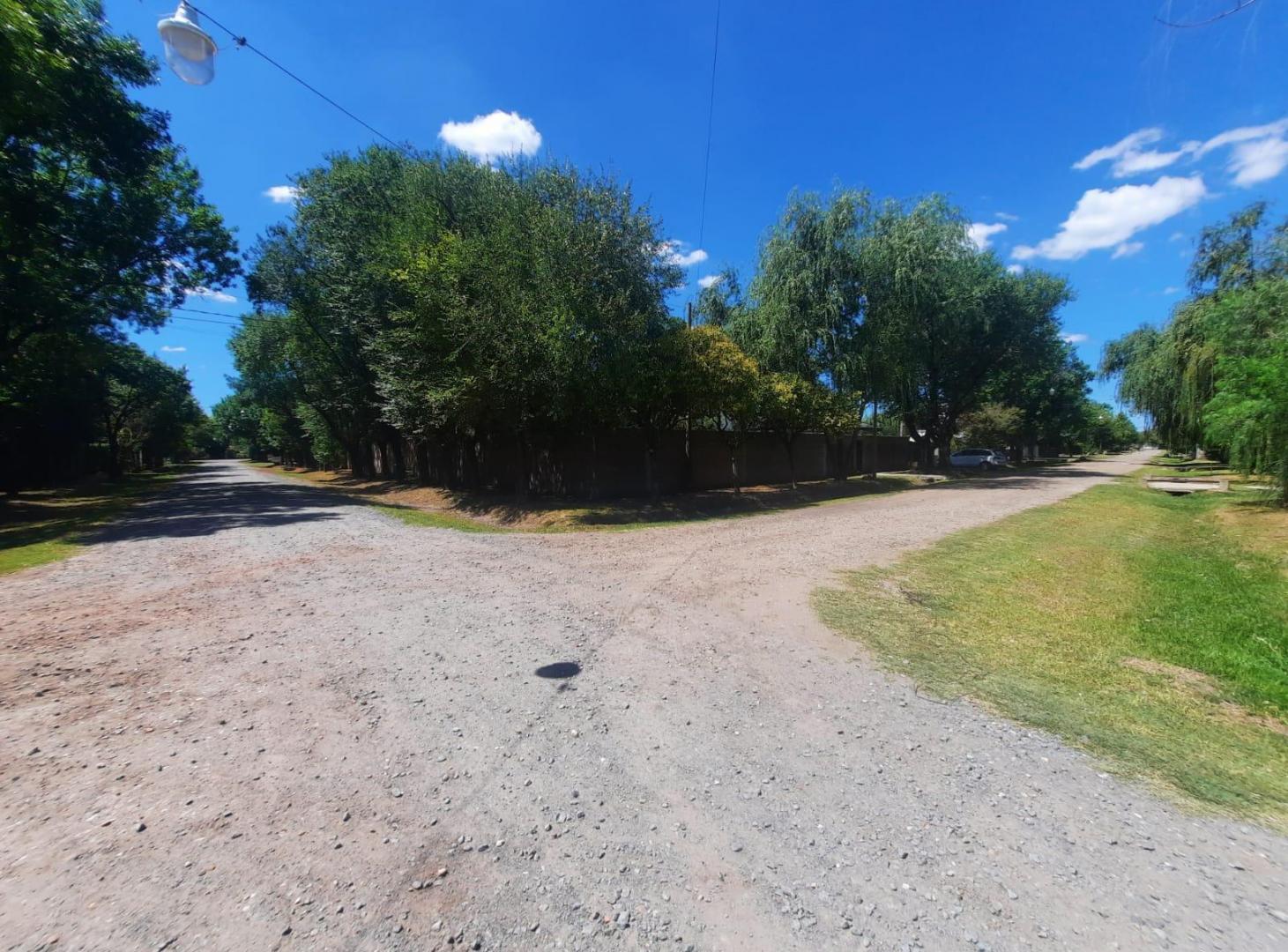 Foto de Casa en venta 2 dormitorios Funes - Hermoso parque, pileta, imagen 2