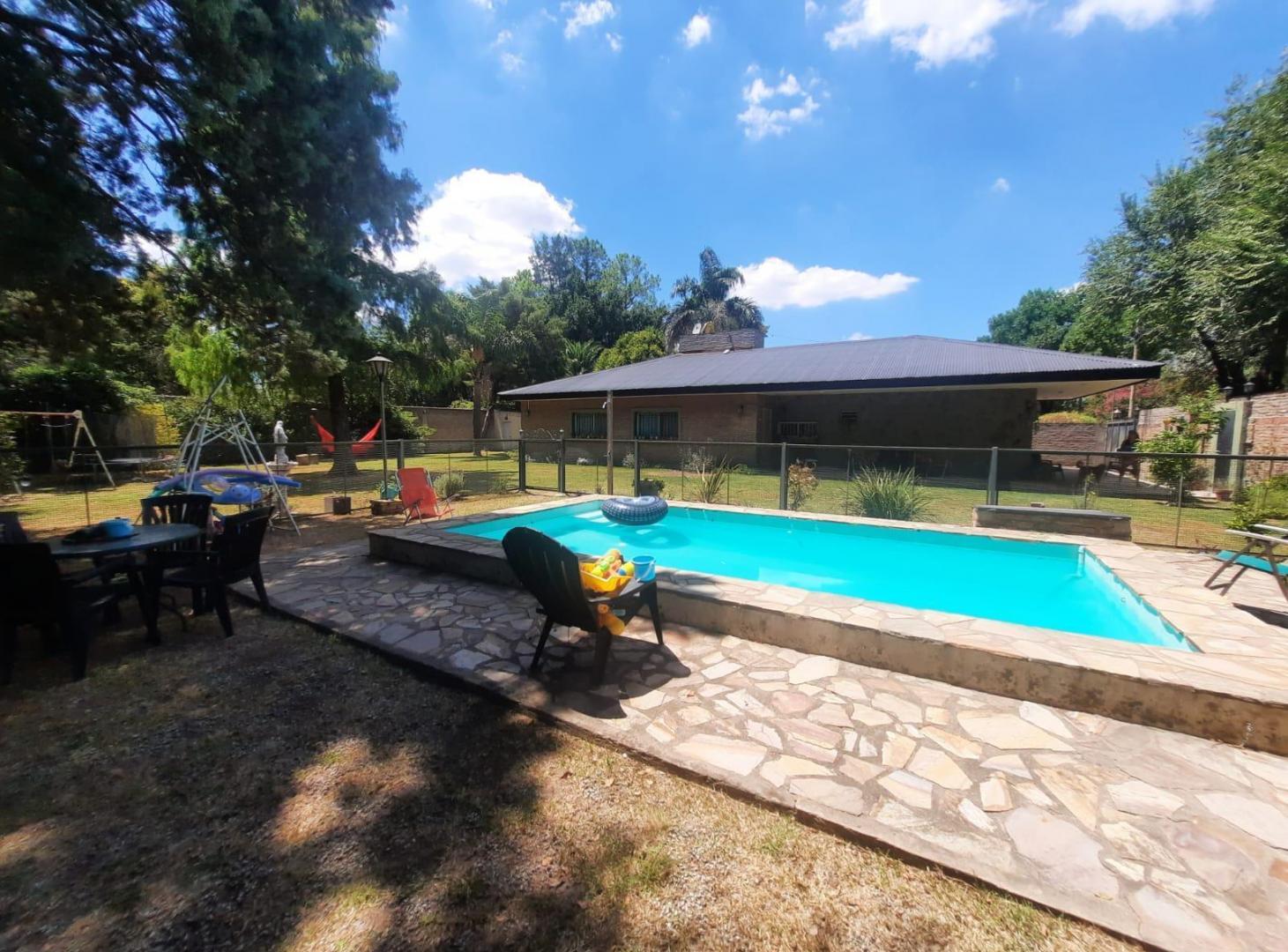 Casa en venta 2 dormitorios Funes - Hermoso parque, pileta
