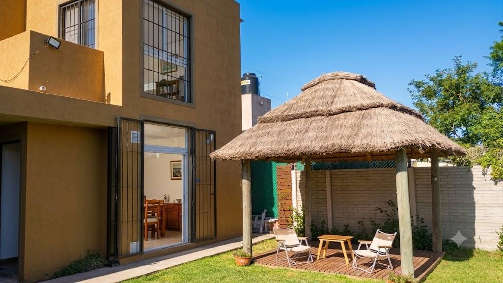 Casa de 2 dormitorios pileta excelente ubicación y calidad constructiva