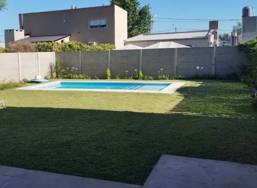 Casa de 2 dormitorios pileta excelente ubicación y calidad constructiva 3