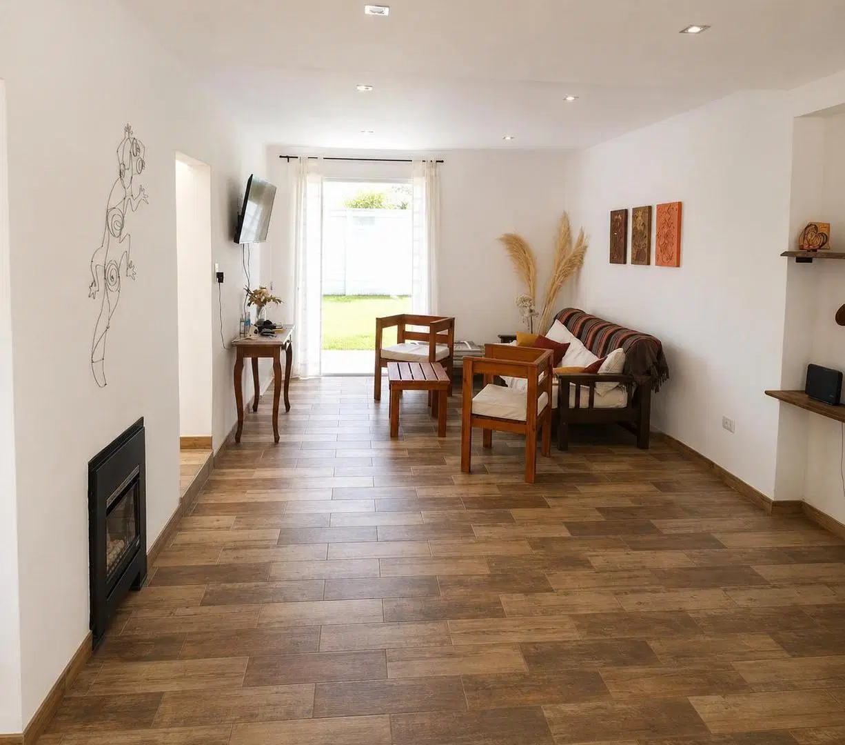 Casa de 2 dormitorios pileta excelente ubicación y calidad constructiva 2