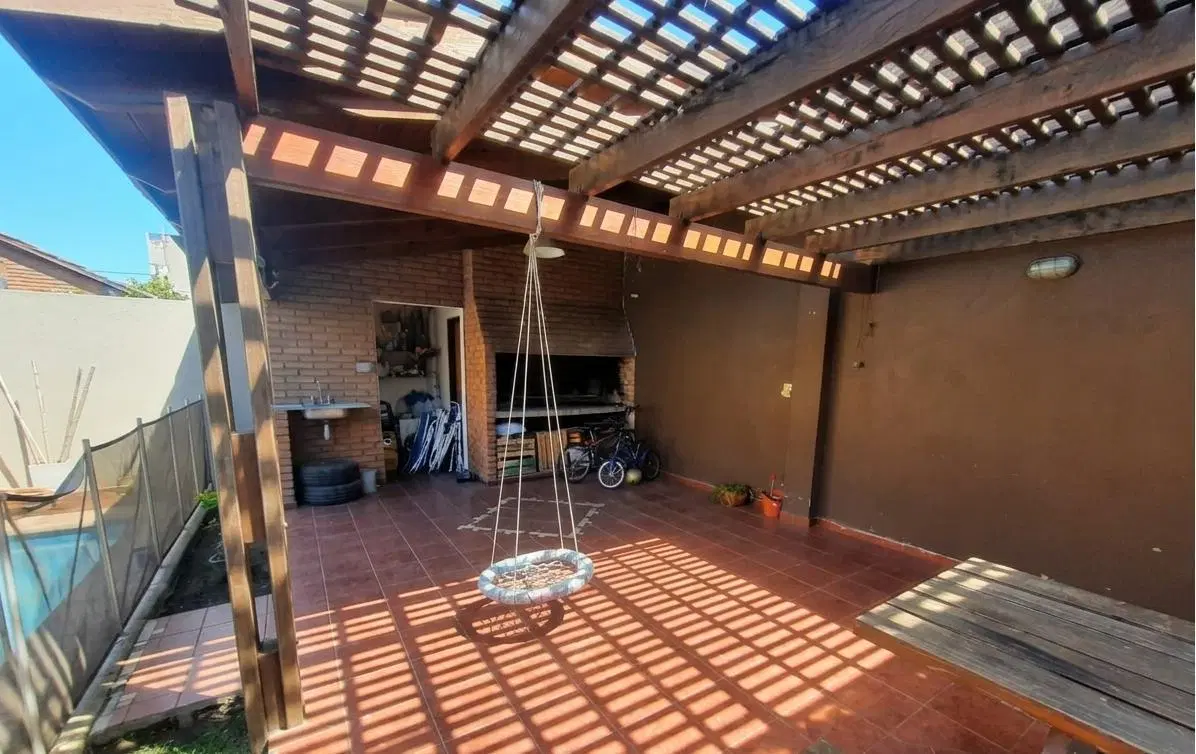 Venta casa 3 dormitorios 2 baños cochera pasante pileta quincho y parrilla 3