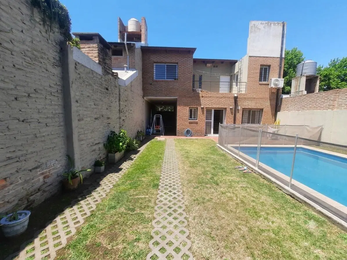 Venta casa 3 dormitorios 2 baños cochera pasante pileta quincho y parrilla 8